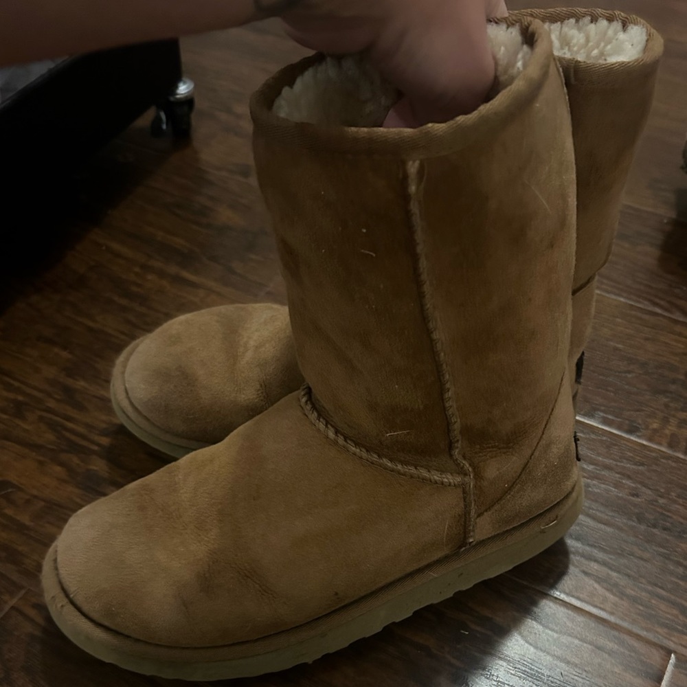 UGGS - Picture 2 of 4